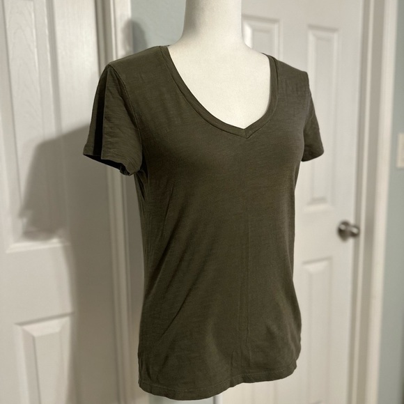 Universal Thread Tops - Universal Thread Green V-neck Short Sleeve Tee Size: Small